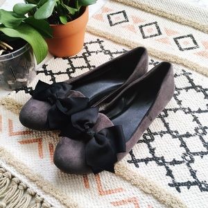 • Vera Wang Bow Toed Flats •